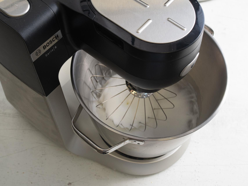 Ubijanie białka w misie robota kuchennego.