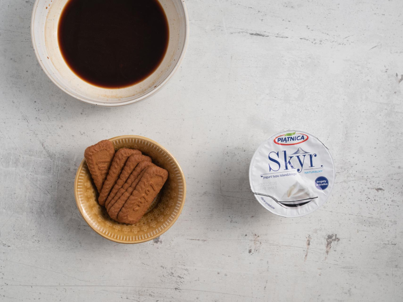 w miseczce kawa do namoczenia ciastek, ciasteczka Lotus w miseczce, opakowanie skyru naturalnego