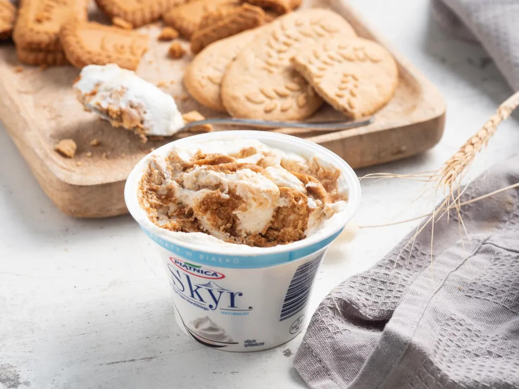 skyr naturalny z ciasteczkami Lotuskorzennymi