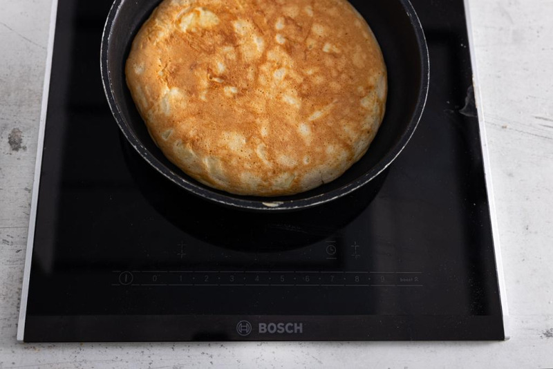 Smażenie omletu szarlotka ze skyrem.