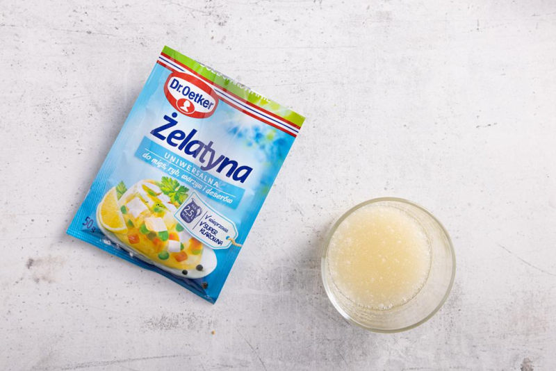 Opakowanie żelatyny, a obok namoczona żelatyna.