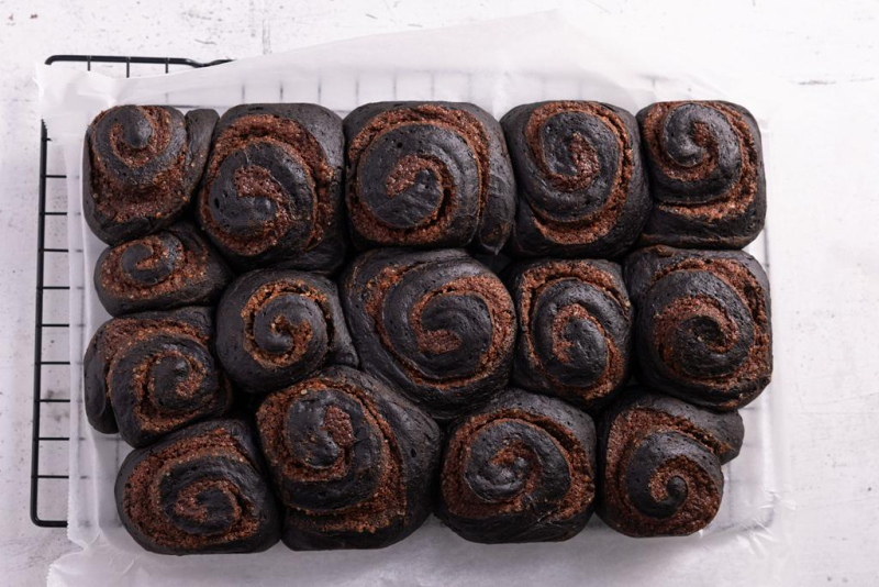 Upieczone czarne,, halloweenowe cynamonki na kratce do pieczenia.
