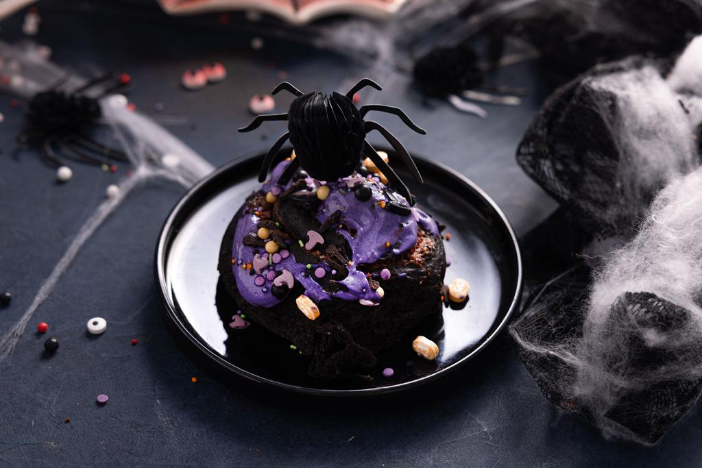 Udekorowane posypką czarne cynamonki na halloween - przepis Wszystkiego Słodkiego