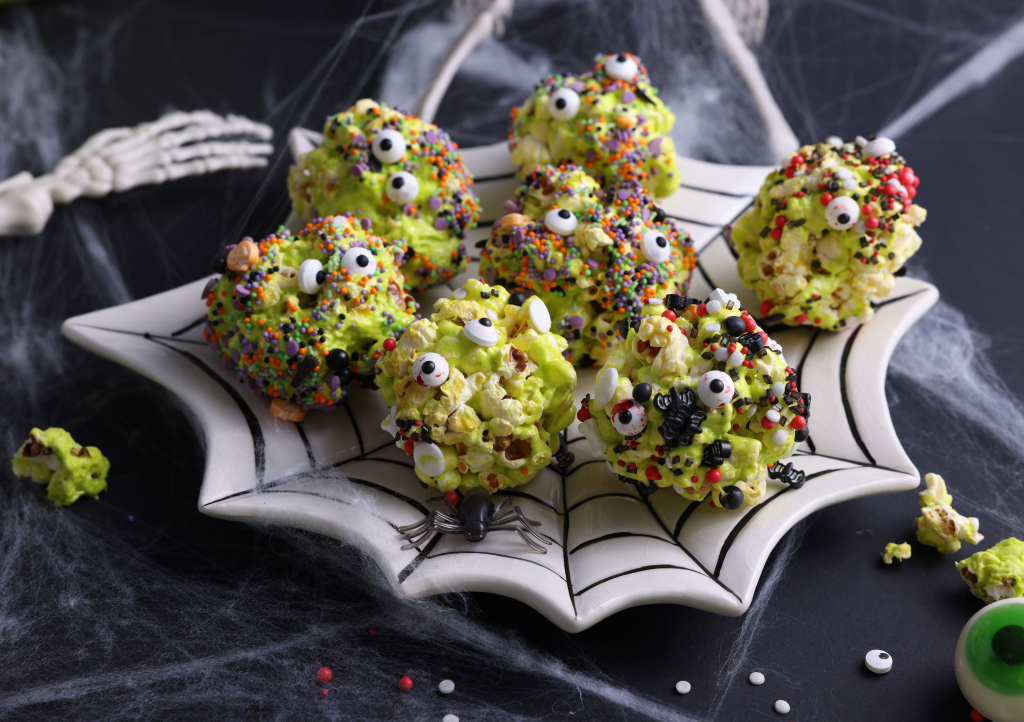 halloweenowe kule z popcornu i pianek marshmallow