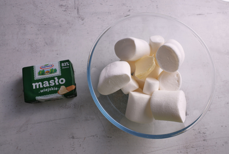 w misce pianki marshmallow z masłem