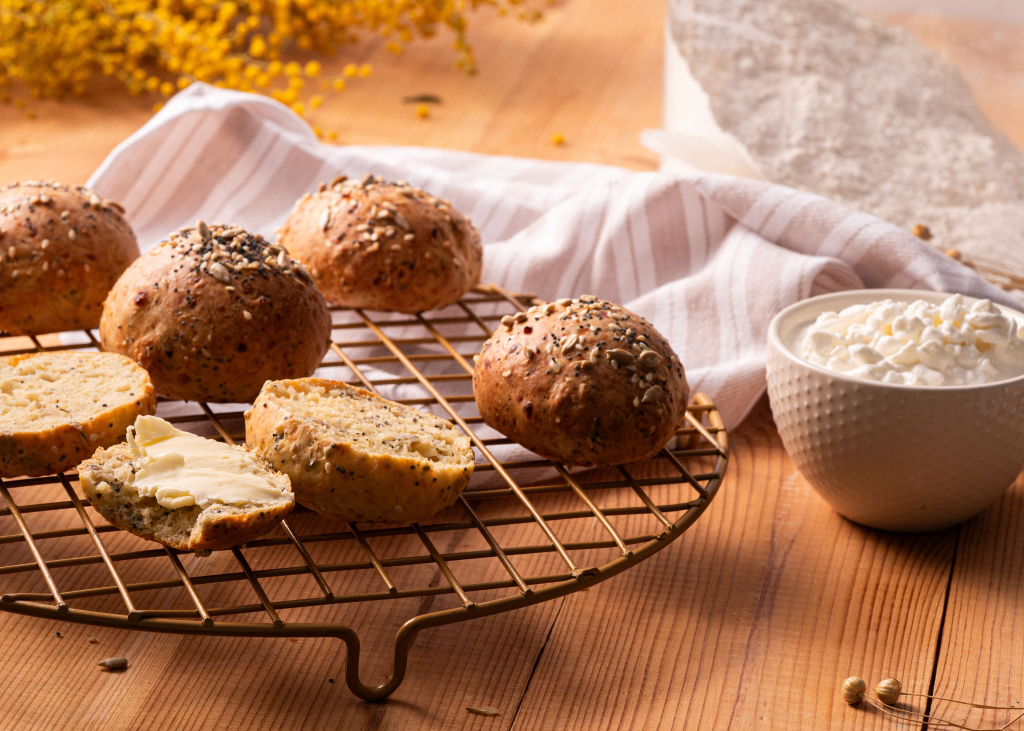 bułeczki z serka wiejskiego z ziarnami