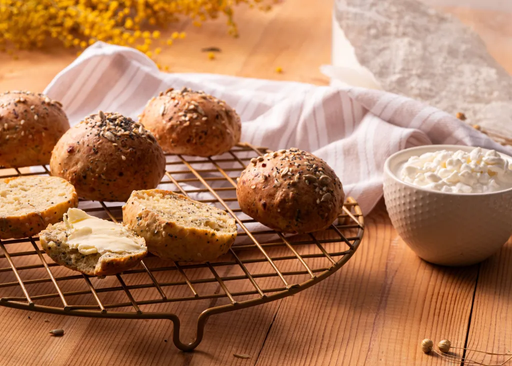 bułeczki z serka wiejskiego z ziarnami