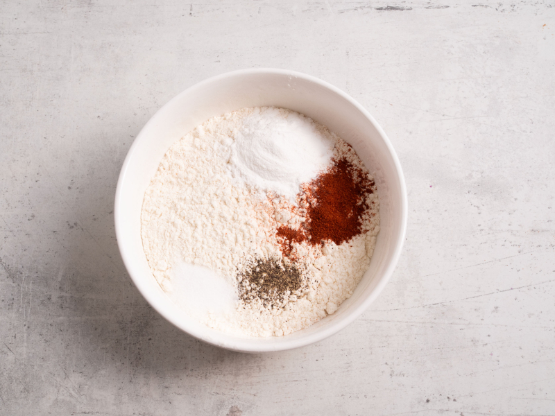 mąka wymieszana z przyprawami i proszkiem do pieczenia