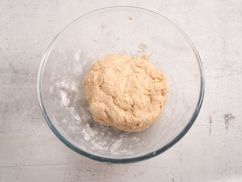 zagniecione ciasto na bułki z serka wiejskiego