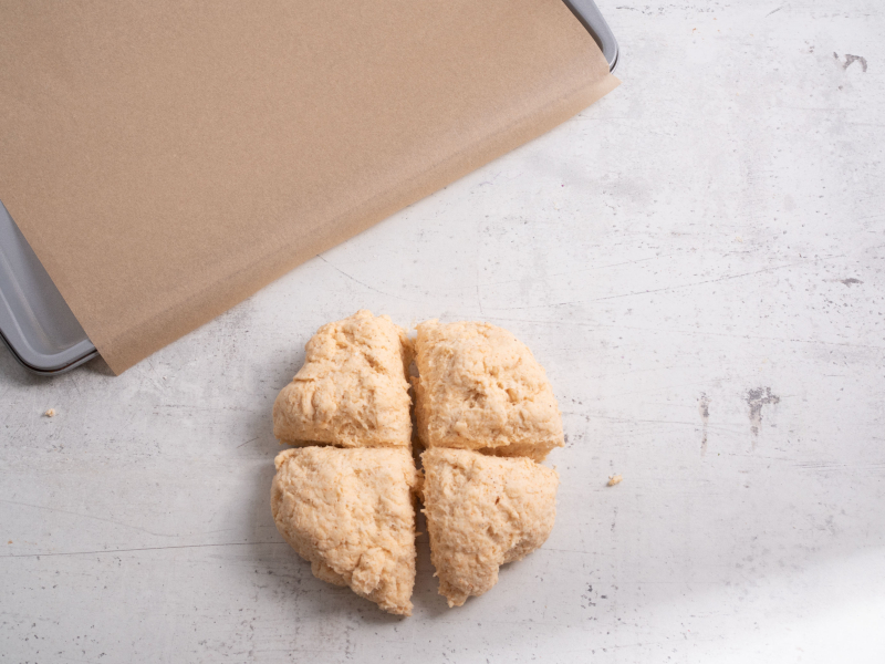 podzielone na 4 części ciasto na bułki z serka wiejskiego