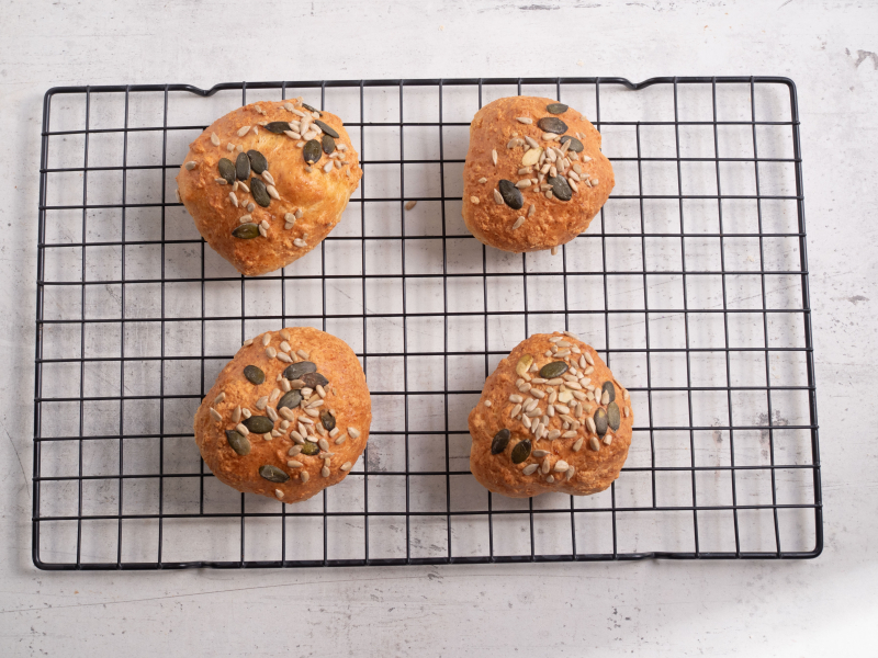 na kratce do studzenia upieczone bułeczki z serka wiejskiego