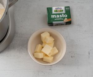 Na blacie kuchennym miska z miękkim masłem.