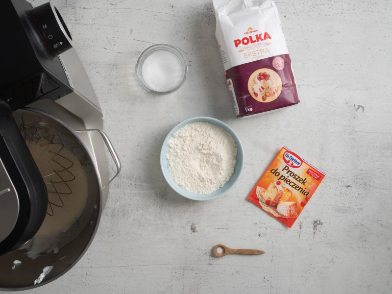 Suche składniki do przygotowania mini pączków ze skyru.