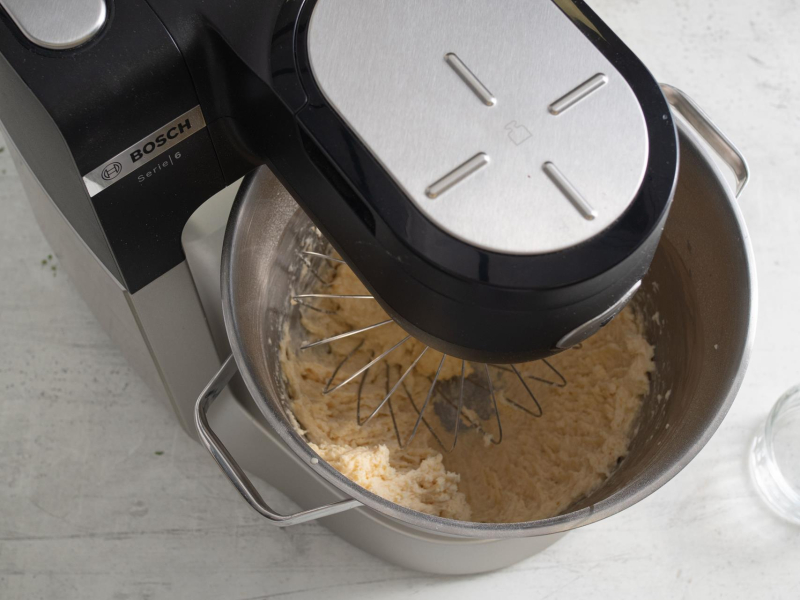 Mieszanie ciasta na pączki ze skyru.