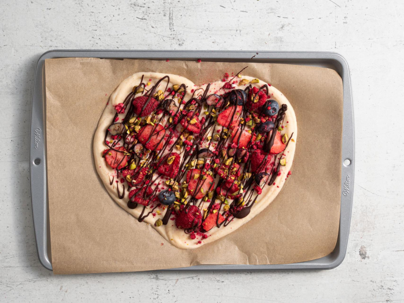 Mrożony jogurt z owocami i czekoladą na papierze do pieczenia.