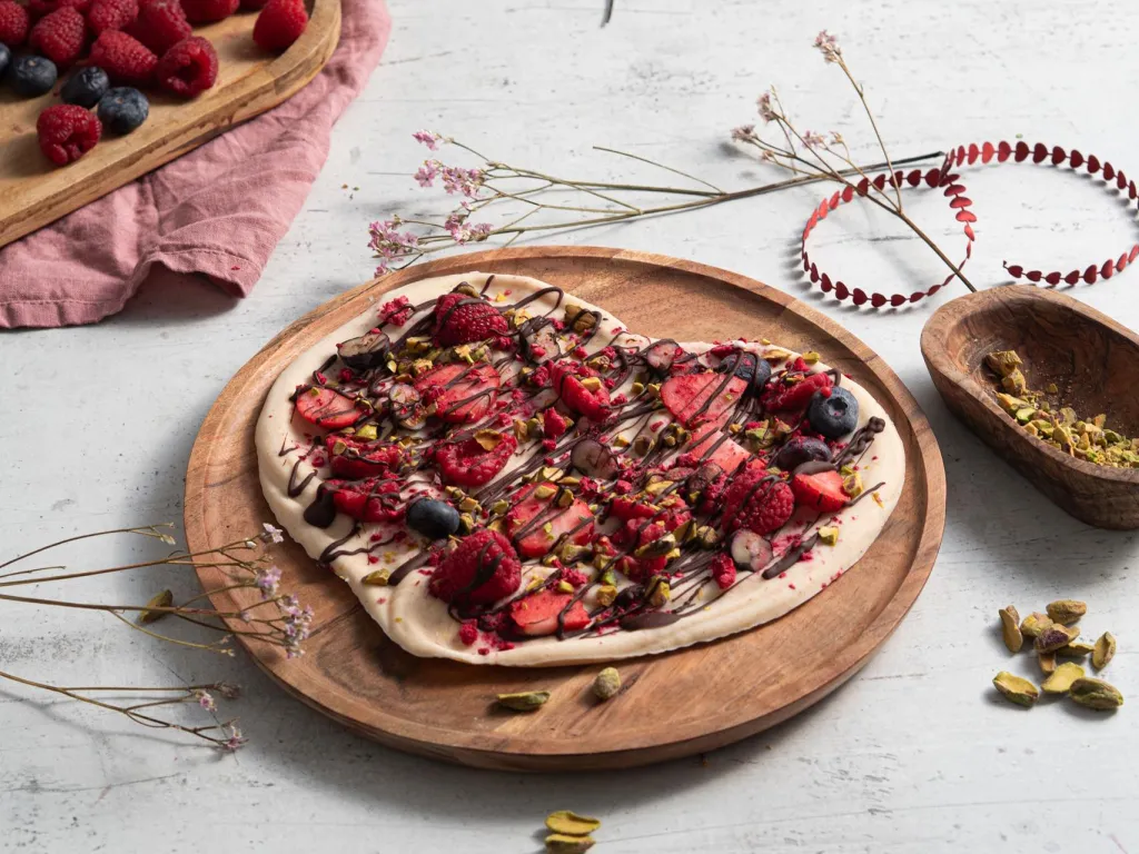 Mrożony jogurt z owocami z czekoladą w kształcie serca na walentynki - przepis Wszystkiego Słodkiego