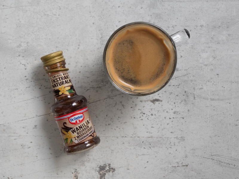 Espresso w szklance obok pasta z wanilii.