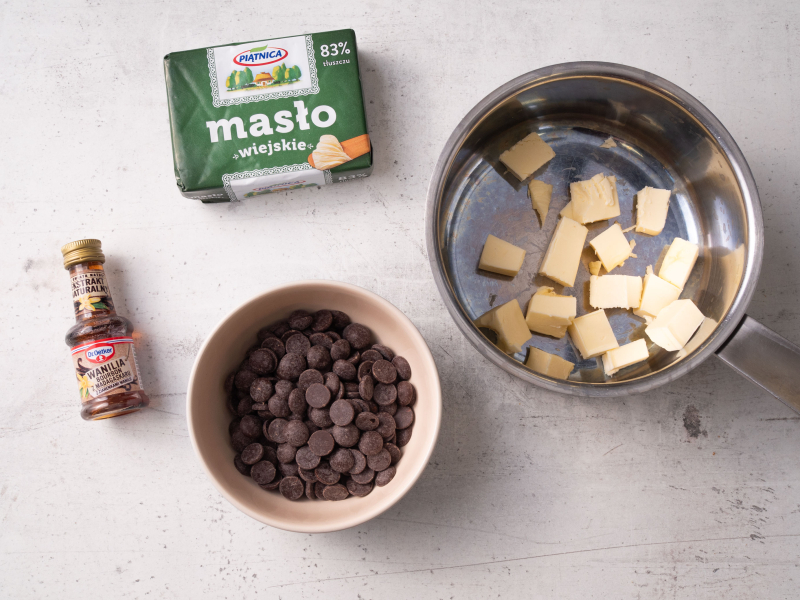 składniki na brownie: masło, czekolada, ekstrakt waniliowy