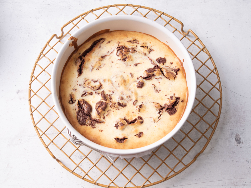 upieczone sernikobrownie w tortownicy na kratce do pieczenia