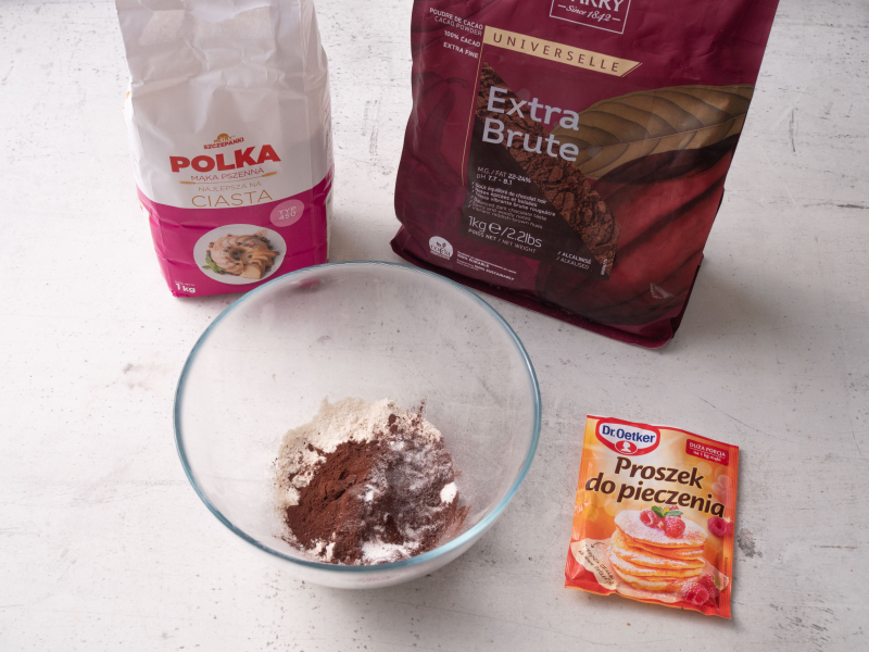 suche składniki na brownie: mąka, kakao, proszek do pieczenia