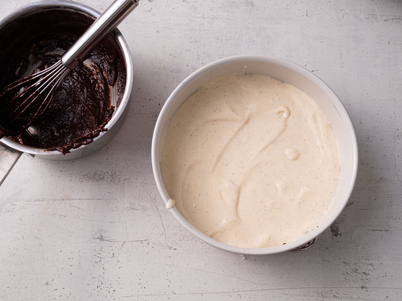 masa serowa wylana na ciasto do brownie w tortownicy