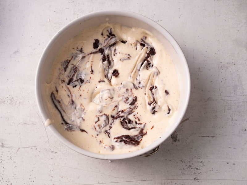 w tortownicy sernikobrownie przed pieczeniem