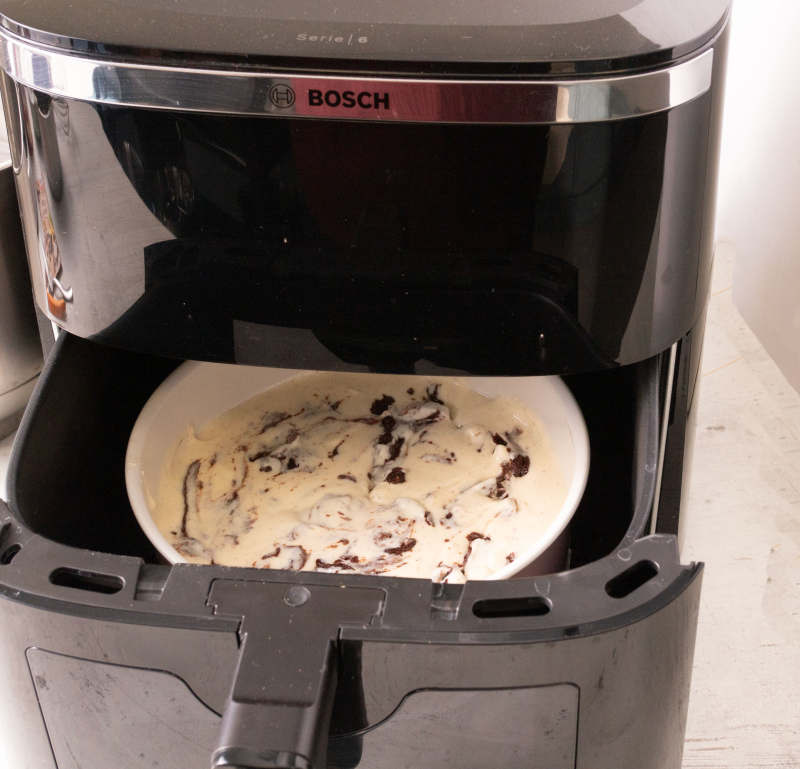 airfryer z otwartą komorą, w środku sernikobrownie
