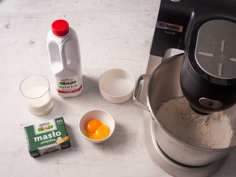 dodawanie składników do ciasta na pączki