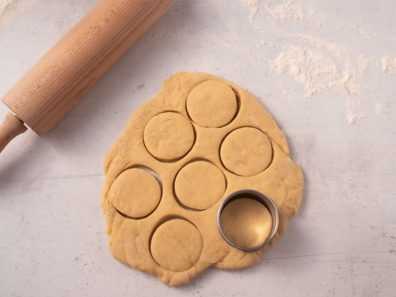 wycinanie pączków z ciasta drożdżowego