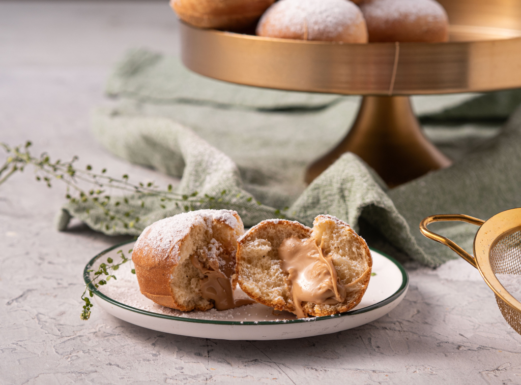 pączki z airfyera nadziewane kremem karmelowym