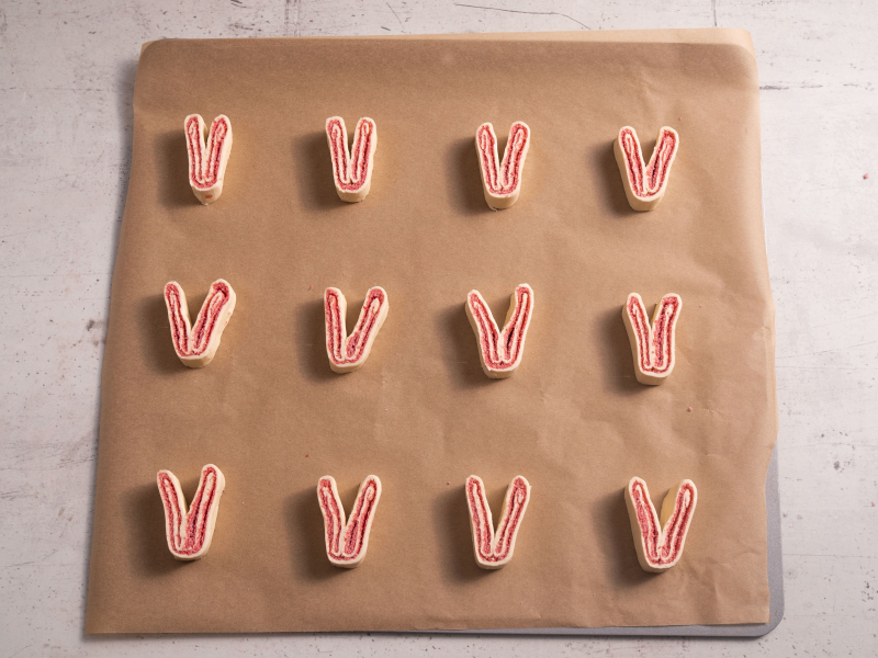 serduszka ułożone z ciasta francuskiego na blaszce