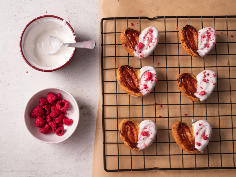 dekorowanie palmierów serc białą polewą i liofilizowanymi malinami