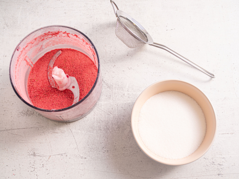 sproszkowane maliny i cukier