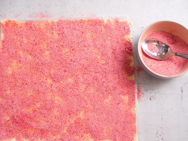 ciasto francuskie posypane malinowym cukrem