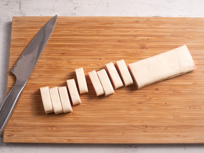 ciasto francuskie pokrojone na kawałki