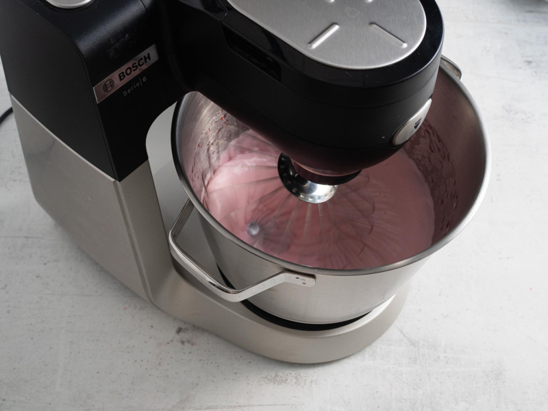 Miksowanie galaretki w robocie kuchennym.