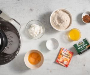 Na blacie kuchennym składniki proteinowe ciasto marchewkowe.