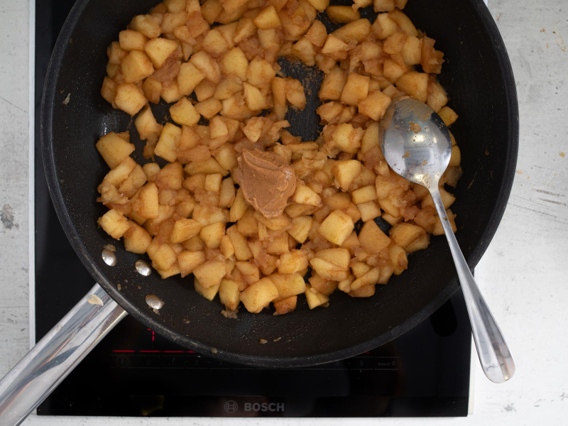 Prażenie jabłek na patelni.