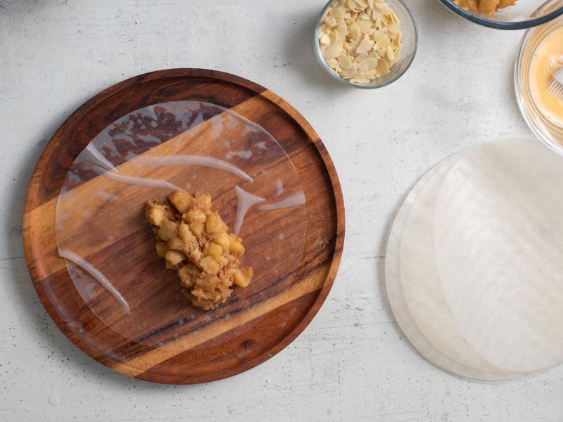 Zawijanie ciasteczek z jabłkami i papierem ryżowym.