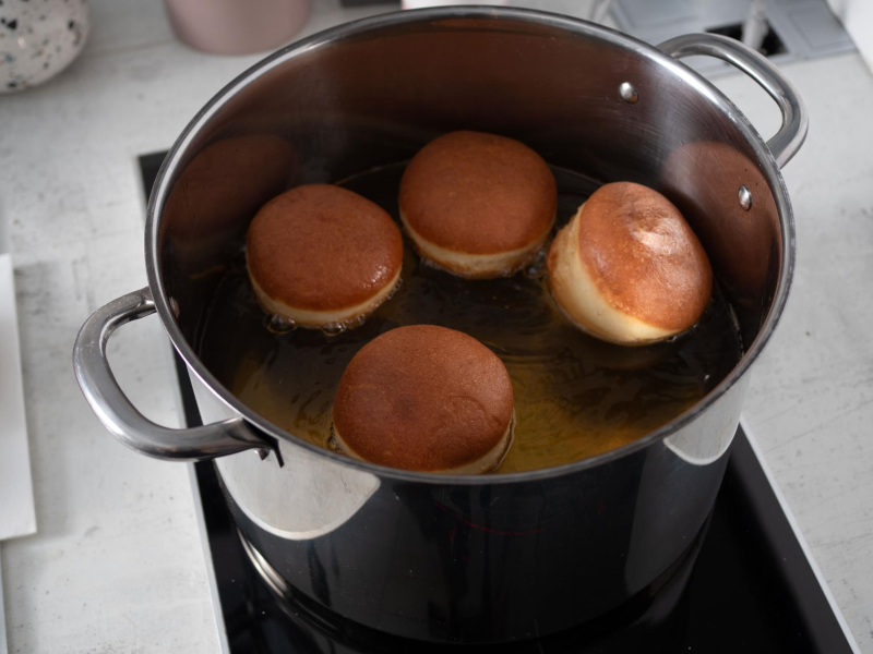 w garnku usmażone pączki