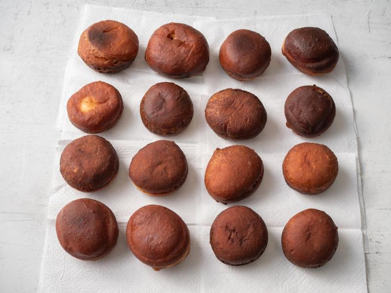 na ręczniku papierowym usmażone pączki