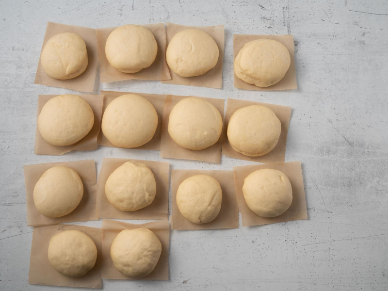 na kawałkach papieru do pieczenia wyrastające pączki