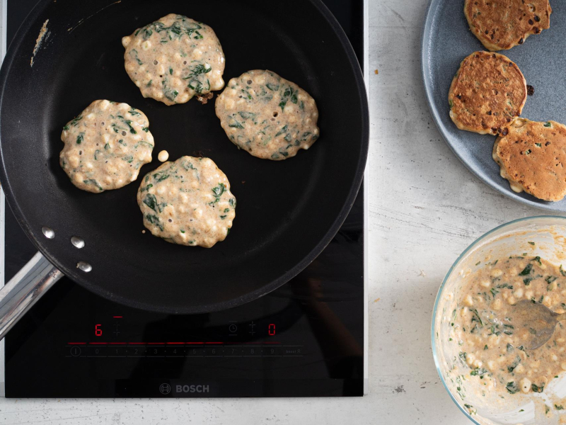 Smażenie placuszków na patelni.