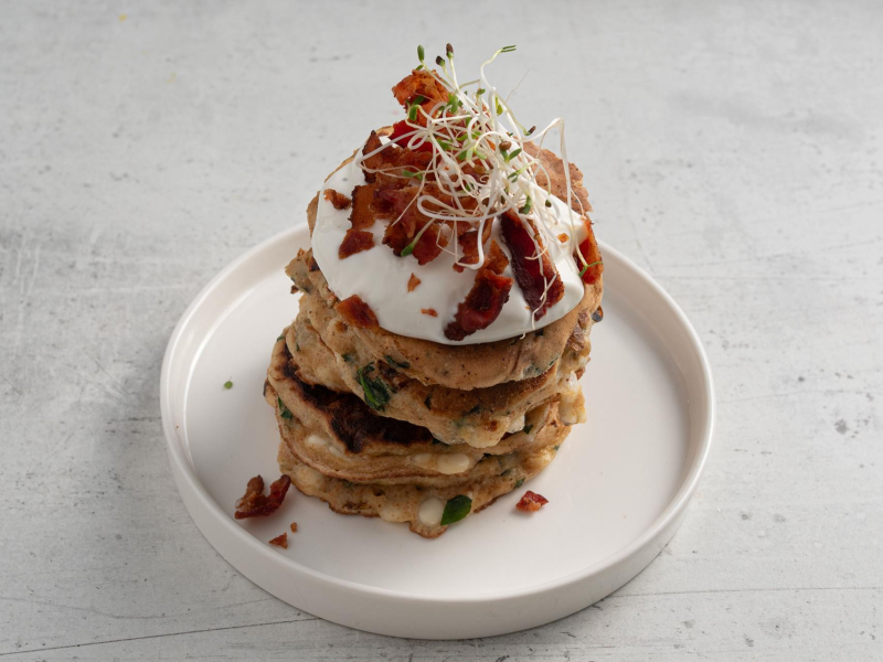 Na talerzyk gotowe pancakes ze skyrem i boczkiem.