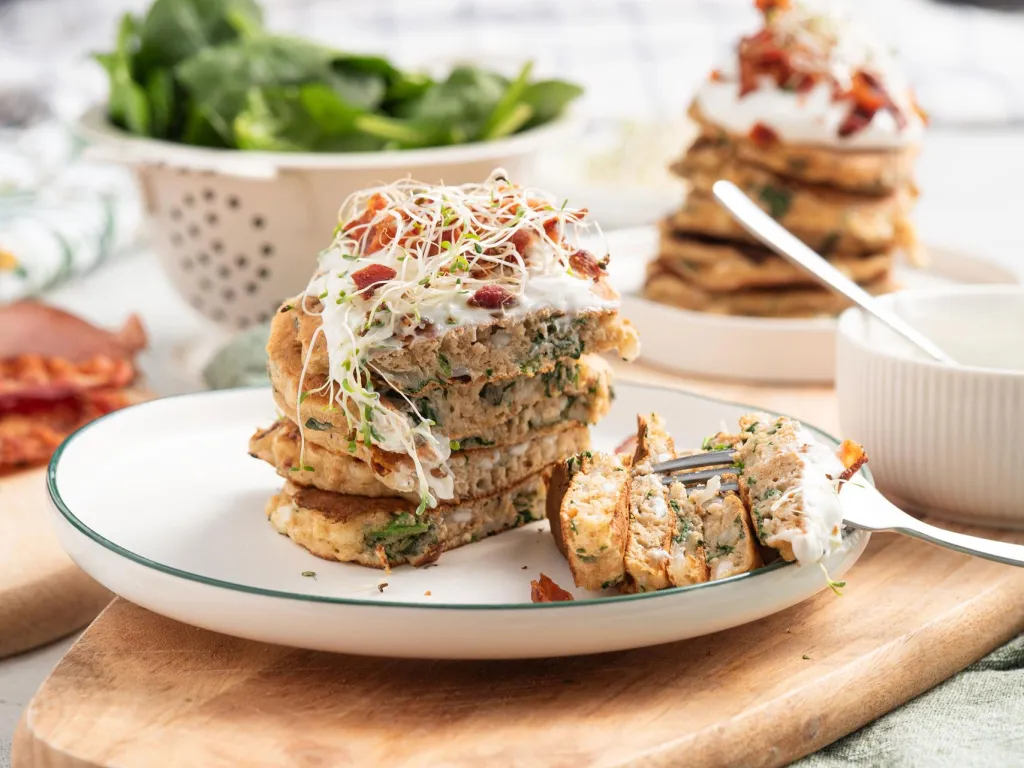 Pancakes z serkiem wiejskim i szpinakiem, ze skyrem oraz kruszonką z boczku - przepis Wszystkiego Słodkiego