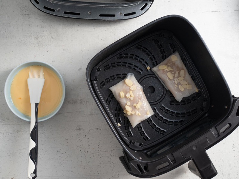 Ciasteczka posypane płatkami migdałów.