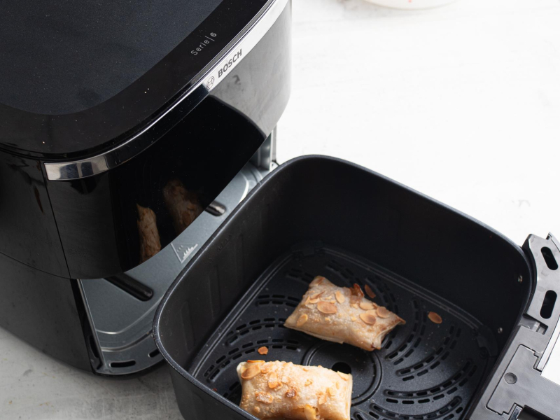 Ciasteczka w airfryerze z płatkami migdałów.