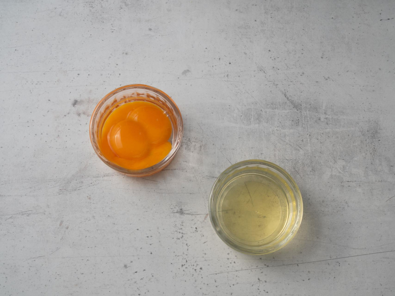 w miseczkach oddzielone od siebie białka i żółtka