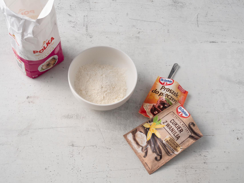 w miseczce mąka wymieszana z proszkiem do pieczenia i cukrem z wanilią