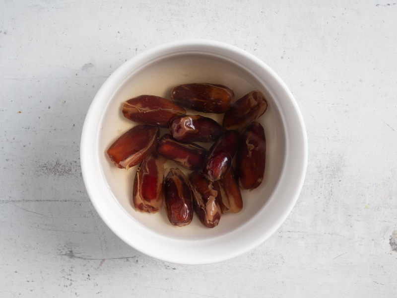 Namoczone w gorącej wodzie daktyle.